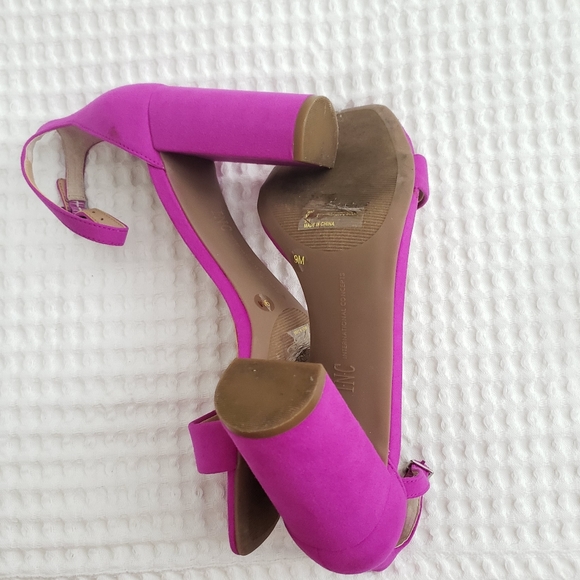 I.N.C. faux suede fuchsia ankle strap chunk heels 9 - Picture 14 of 15